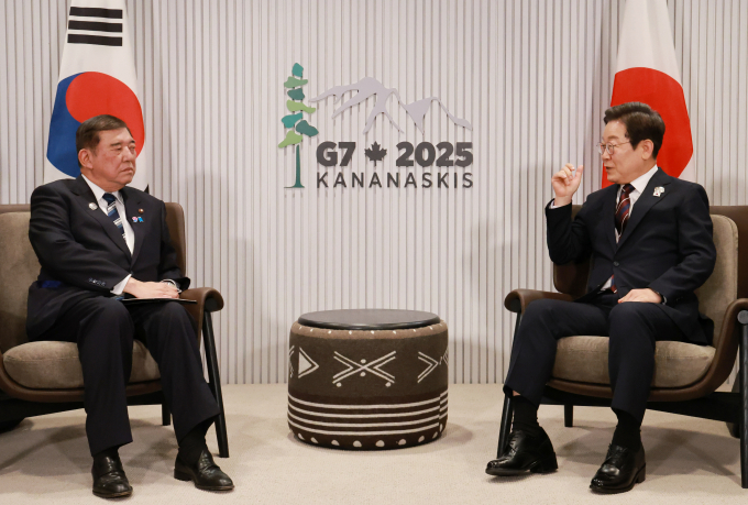 한국과 일본이 정상회담에서 '워킹홀리데이'(워홀) 비자 취득을 현행 1회에서 2회로 확대하는 안에 대해 합의할 것으로 보인다. 사진은 이재명 대통령(오른쪽)이 지난 6월17일(현지시각) 캐나다 앨버타주 캐내내스키스 주요 7개국(G7) 정상회의장에서 이시바 시게루 일본 총리와 한·일 정상회담을 하는 모습. /사진=뉴시스