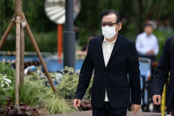 김건희 여사와 친분을 통해 각종 청탁을 받은 의혹이 제기된 건진법사 전성배씨가 구속영장 심사를 포기하겠다는 입장을 밝혔다. 사진은 건진법사 전성배씨가 김건희 특검팀(특별검사 민중기) 사무실로 출석하는 모습. /사진=뉴스1