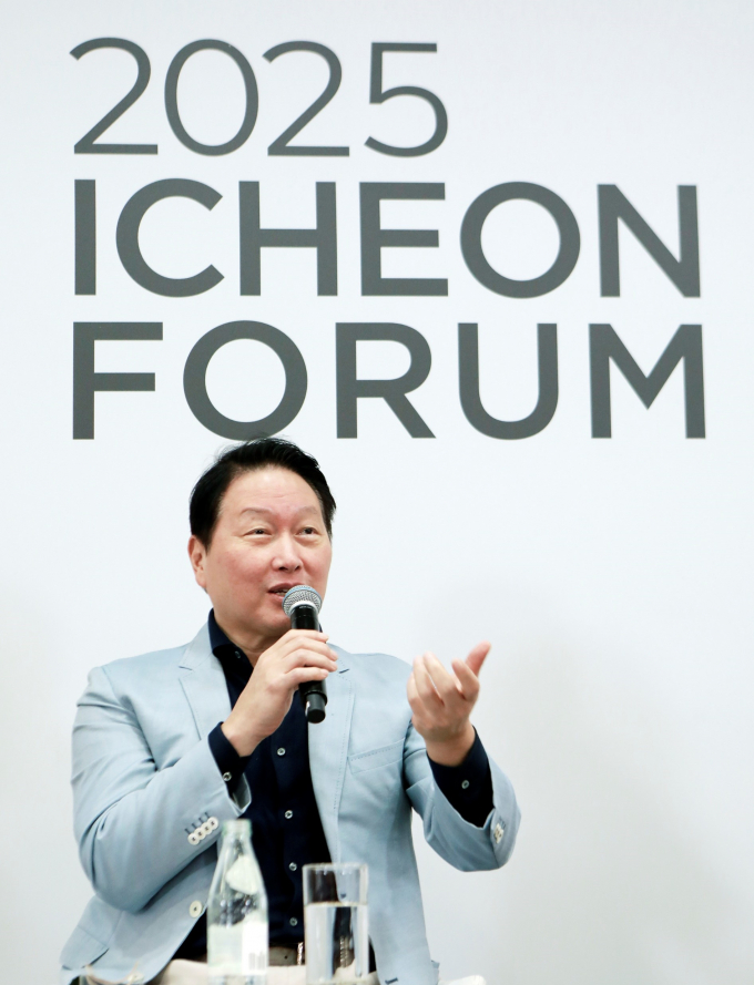 최태원 SK그룹 회장이 지난 20일 SK서린사옥에서 열린 '이천포럼 2025' 폐막 세션에서 구성원들과 질의응답 시간을 갖고 있다. / 사진=SK