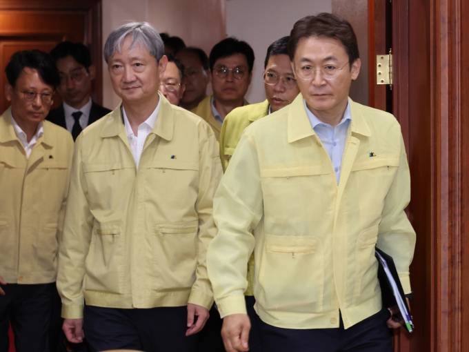 이찬진(왼쪽) 금감원장, 권대영 금융위 부위원장이 20일 서울 종로구 정부서울청사에서 열린 산업경쟁력강화 관계장관회의에 참석하고 있다. /사진=뉴시스