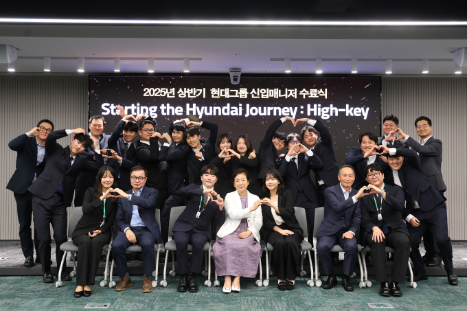 현정은 현대그룹 회장이 지난 8일 신입 매니저 교육수료식 참석해 기념사진을 촬영했다. / 사진=현대그룹 