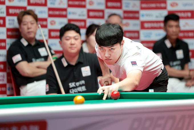 하림이 2024-25시즌 통합 챔피언 SK렌터카를 누르고 PBA팀리그 2라운드 첫승을 거뒀다. 사진은 지난 20일 경기 고양킨텍스 PBA스타디움에서 열린  웰컴저축은행 PBA 팀리그 2025-2026 2라운드 대회 4일 차 경기에서 나선 하림 김준태의 모습. /사진=프로당구협회(PBA) 제공