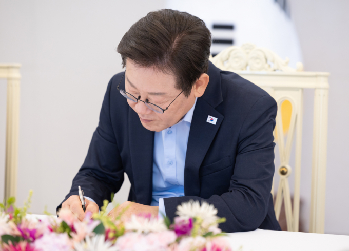 이재명 대통령이 21일 방송문화진흥회법 국회 뵨회의 표결을 앞두고 자신의 페이스북에 글을 게재했다. 사진은 지난 19일  이 대통령이 서울 용산 대통령실 청사에서 열린 미·일 순방 동행 경제단체와 기업인 간담회에서 메모하는 모습. /사진=뉴시스(대통령실 제공)