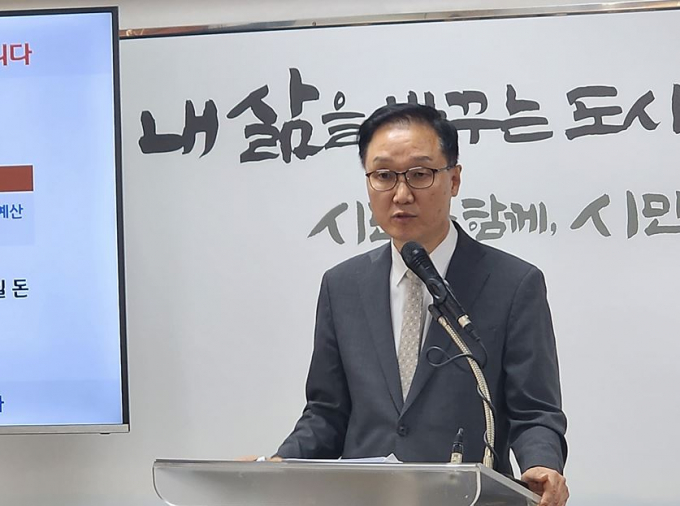 강현석  의정부시 부시장이 지난 20일 시 재정 운영과 관련한 기가회견을 주재하고 있다./사진제공=김동영 기자 