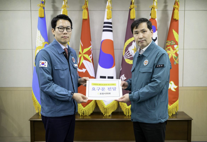 지난 3월 6일 국방부를 방문한 임종훈 포천시의회 의장(왼쪽)이 공군 전투기 오폭 사고와 관련한 요구문을 전달하고 있다./사진제공=포천시의회