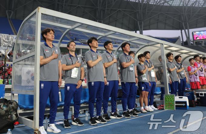 홍명보 대한민국 축구 국가대표팀 감독과 코치진. 2025.7.7/뉴스1 ⓒ News1 김영운 기자
