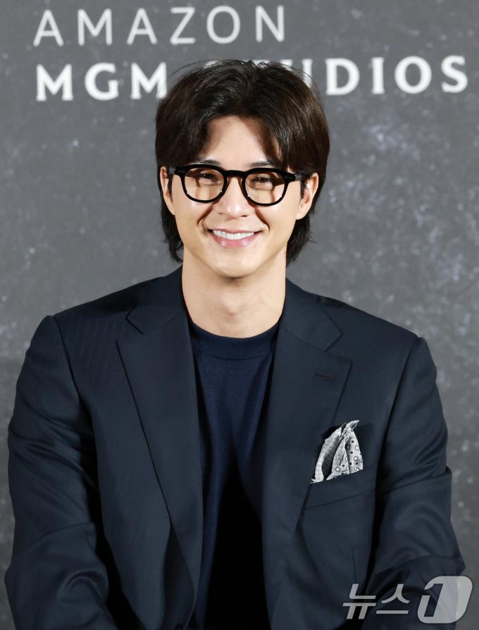 배우 김지훈이 21일 오전 서울 용산구 CGV용산아이파크몰에서 열린 아마존 프라임비디오 '버터플라이' 기자간담회에 참석해 미소를 짓고 있다. ‘버터플라이(Butterfly)’는 동명의 그래픽 노블을 원작으로 한 스파이 스릴러 시리즈다. 전직 미 정보요원 데이비드 정(대니얼 대 킴 분)과 그를 죽이기 위해 파견된 현직 요원 레베카(레이나 하디스티 분)의 쫓고 쫓기는 이야기를 그렸다. 2025.8.21/뉴스1 ⓒ News1 권현진 기자