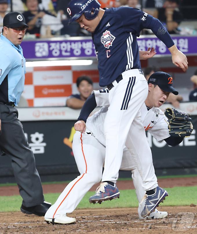 20일 대전 한화생명볼파크에서 열린 프로야구 '2025 신한 SOL 뱅크 KBO리그' 한화이글스 대 두산베어스 경기에서 3회초 두산 3루주자 양의지가 김종수 투수의 폭투에 홈으로 쇄도, 태그를 피하며 세이프 되고 있다. 2025.8.20/뉴스1 ⓒ News1 김기남 기자