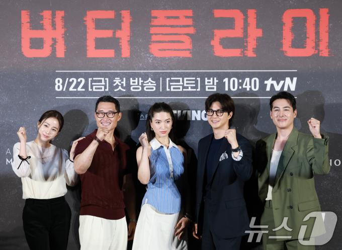 배우 김태희(왼쪽부터)와 대니얼 대 킴, 레이나 하디스티, 김지훈, 션 리차드, 박해수가 21일 오전 서울 용산구 CGV용산아이파크몰에서 열린 아마존 프라임비디오 '버터플라이' 기자간담회에 참석해 포즈를 취하고 있다. ‘버터플라이(Butterfly)’는 동명의 그래픽 노블을 원작으로 한 스파이 스릴러 시리즈다. 전직 미 정보요원 데이비드 정(대니얼 대 킴 분)과 그를 죽이기 위해 파견된 현직 요원 레베카(레이나 하디스티 분)의 쫓고 쫓기는 이야기를 그렸다. 2025.8.21/뉴스1 ⓒ News1 권현진 기자