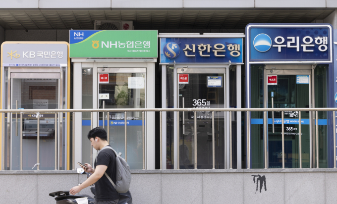 올해 상반기 국내 은행의 당기순이익이 14조9000억원으로 반기 기준 역대 최고 실적을 기록했다. 사진은 서울 시내에 설치된 시중은행 ATM 기기 모습./사진=뉴시스
