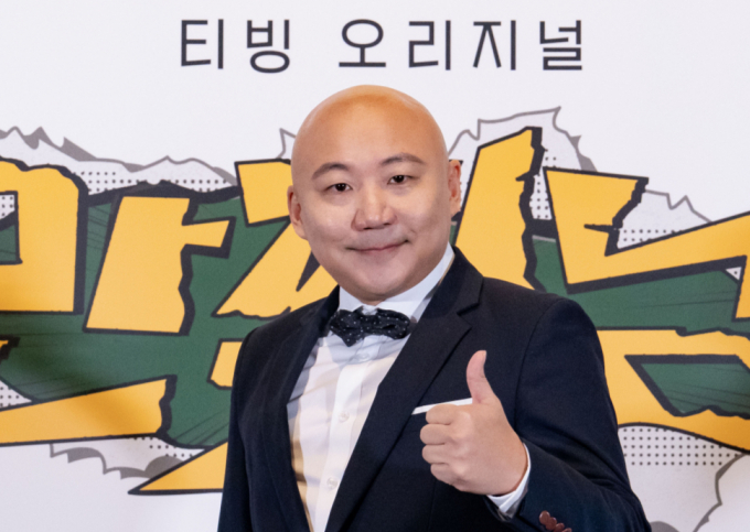 웹툰 작가 주호민이 렉카 유튜버 뻑가를 상대로 형사 고소를 한 사실이 뒤늦게 알려졌다. 사진은 지난 2023년 1월 온라인 생중계로 진행된 티빙 새 예능 '만찢남' 제작발표회에 참석한 만화가 주호민. /사진=티빙 제공