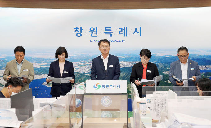 21일 오전 박진열 창원시 경제일자리국장(사진 중앙) 등 관계자들이 시청 브리핑룸에서 미국 관세 대응 기업 지원책을 설명하고 있다./사진=창원시
