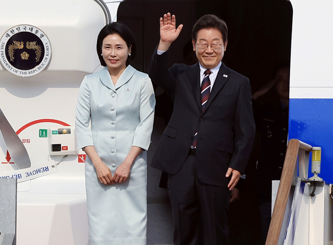 이재명 대통령이 한일·한미 정상회담을 진행하기 위해 오는 23일 수행원·수행기자단 등과 함께 출국할 예정이다. 사진은 지난 6월16일 이재명 대통령과 김혜경 여사가 캐나다에서 열리는 주요7개국(G7) 정상회의 참석을 위해 경기 성남시 서울공항을 통해 출국하고 있는 모습. /사진=뉴스1