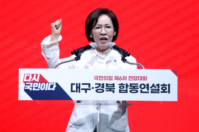  이인선 국민의힘 대구시당위원장이 8일 오후 대구 북구 엑스코(EXCO)에서 열린 국민의힘 제6차 전당대회 대구·경북 합동연설회에서 인사말을 하고 있다./사진제공=뉴스1