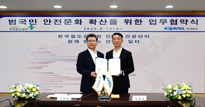 잇따른 산업재해 사망사고에 김현중 산업안전보건공단 이사장에 대한 비판의 목소리도 나온다. 사진은 지난 13일 '안전한 일터 만들기' 확산을 위한 업무협약을 체결했던 김현중(왼쪽) 한국산업안전보건공단 이사장과 한문희 코레일 사장. /사진=코레일