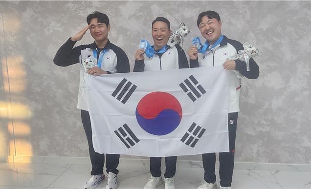 산탄총 스키트 남자 일반부 단체전 은메달을 딴 김민수, 이종준, 장자용(왼쪽부터)(대한사격연맹 제공)