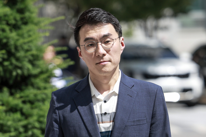 가상자산(코인) 보유 사실을 숨기고자 국회에 허위 재산 신고를 한 혐의로 재판에 넘겨진 김남국 대통령실 디지털소통비서관이 2심에서도 무죄를 선고받았다. 사진은 21일 서울 양천구 서울남부지방법원에서 열린 항소심 선고기일에 출석한  '허위 재산 신고'로 재판에 넘겨진 김남국 대통령실 국민디지털소통비서관. /사진=뉴시스