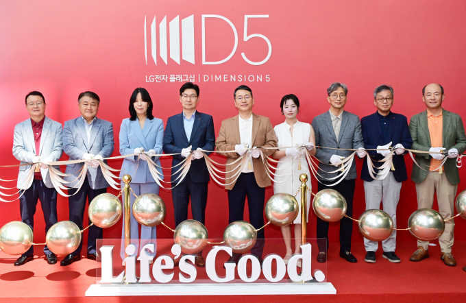 LG전자 조주완 CEO(가운데), 한국영업본부장 김영락 사장(왼쪽에서 네 번째)을 비롯한 주요 관계자들이 참석한 가운데 21일 'LG전자 플래그십 D5' 오픈식을 진행했다. / 사진=LG전자