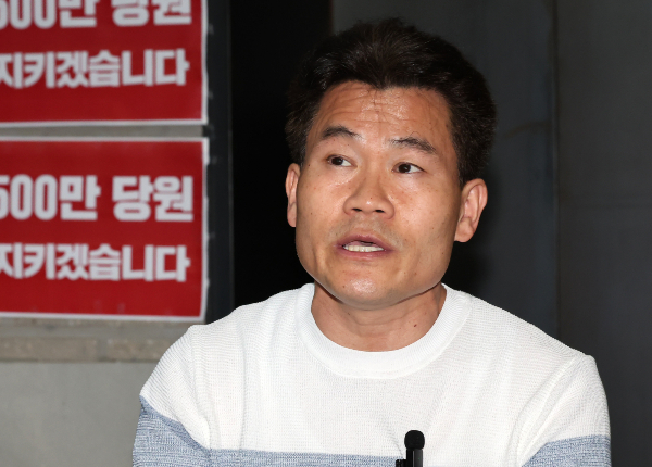 한국사 강사 출신 전한길씨가 김건희 여사에게 면회 요청을 받은 것으로 전해졌다. 사진은 한국사 강사 출신 전한길씨가 서울 여의도 국민의힘 중앙당사를 찾아 특검의 국민의힘 압수수색 저지 농성 중인 김문수 당대표 후보와 만나 입장을 밝히는 모습. /사진=뉴스1