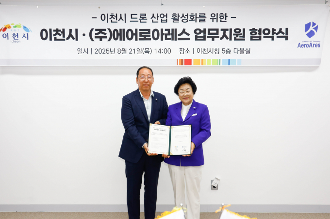 김경희 이천시장(오른쪽)이 21일 조태호 에어로아레스 대표와 드론 산업 육성을 위한 업무지원 협약(MOU)을 체결한 뒤 기념촬영을 하고 있다. /사진제공=이천시