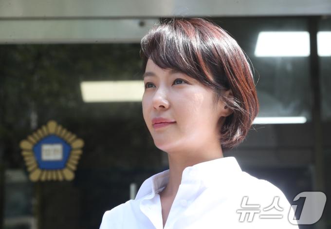 특정경제범죄 가중 처벌 등에 관한 법률 위반(횡령) 혐의로 기소된 배우 황정음이 21일 제주지방법원에서 열린 결심 공판에서 징역 3년을 구형받고 법원을 나오면서 취재진 질문에 답변하고 있다. 2025.8.21/뉴스1 ⓒ News1 오현지 기자