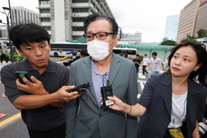 김건희 여사와 친분을 이용해 각종 청탁을 받은 의혹이 제기된 건진법사 전성배씨가 21일 서울 종로구에 마련된 민중기 특별검사팀(김건희 특검팀) 사무실로 향하고 있다.  전씨는 이날 오전 열리는 자신의 구속 전 피의자심문(영장실질심사)을 앞두고 '구속을 받아들이겠다'는 입장을 밝힌 것으로 확인됐다. /뉴스1