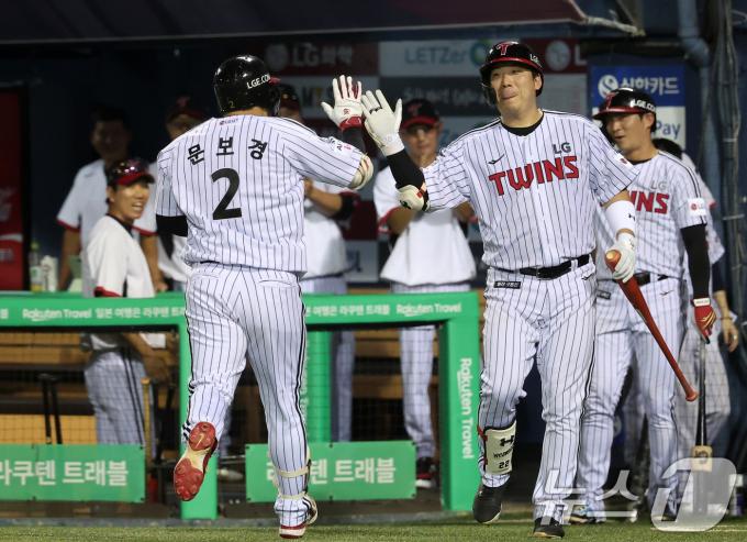 21일 서울 송파구 잠실야구장에서 열린 프로야구 '2025 신한 SOL 뱅크 KBO리그' 롯데 자이언츠와 LG 트윈스의 경기, LG 문보경이 7회말 무사 동점 솔로홈런을 친 후 김현수와 하이파이브를 하고 있다. 2025.8.21/뉴스1 ⓒ News1 김성진 기자