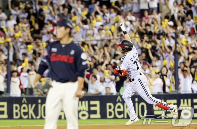 21일 서울 송파구 잠실야구장에서 열린 프로야구 '2025 신한 SOL 뱅크 KBO리그' 롯데 자이언츠와 LG 트윈스의 경기, LG 오스틴이 7회말 무사 선두타자로 나서 솔로홈런을 친 후 기뻐하고 있다. 2025.8.21/뉴스1 ⓒ News1 김성진 기자
