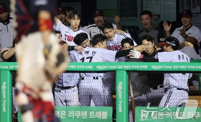 21일 서울 송파구 잠실야구장에서 열린 프로야구 '2025 신한 SOL 뱅크 KBO리그' 롯데 자이언츠와 LG 트윈스의 경기, LG 문보경이 7회말 무사 동점 솔로홈런을 친 후 더그아웃에서 기뻐하고 있다. 2025.8.21/뉴스1 ⓒ News1 김성진 기자