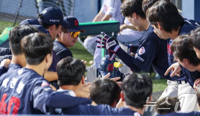 21일 서울 송파구 잠실야구장에서 열린 프로야구 '2025 신한 SOL 뱅크 KBO리그' 롯데 자이언츠와 LG 트윈스의 경기, 롯데 이호준이 4회초 무사 선두타자로 나서 솔로홈런을 터뜨린 후 더그아웃에서 축하를 받고 있다. 2025.8.21/뉴스1 ⓒ News1 김성진 기자