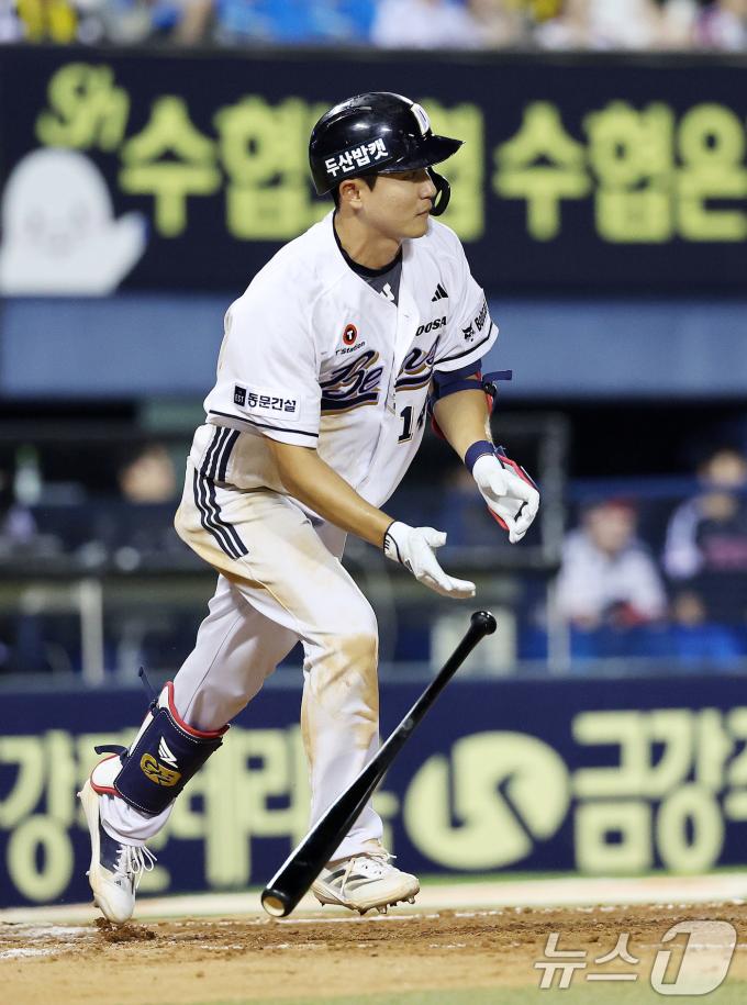 27일 서울 송파구 잠실야구장에서 열린 프로야구 '2025 신한 SOL뱅크 KBO 리그' LG 트윈스와 두산 베어스의 경기 8회말 무사 2,3루 두산 박계범이 1타점 희생플라이 타구를 날리고 있다. 2025.7.27/뉴스1 ⓒ News1 박지혜 기자