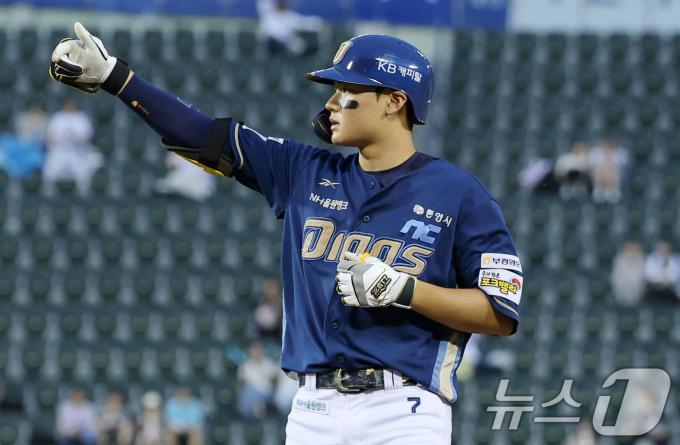 18일 오후 서울 송파구 잠실야구장에서 열린 프로야구 '2025 신한 SOL뱅크 KBO 리그' LG 트윈스와 NC 다이노스의 경기에서 4회초 2사 2루상황 NC 김주원이 1타점 안타를 친 후 환호하고 있다. 2025.6.18/뉴스1 ⓒ News1 박세연 기자