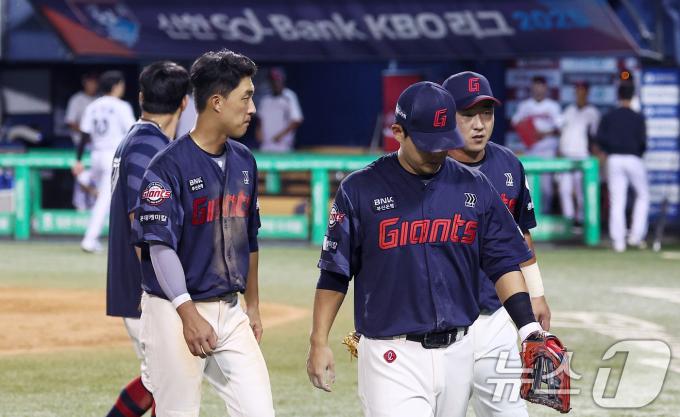 롯데 선수들이 21일 서울 송파구 잠실야구장에서 열린 프로야구 '2025 신한 SOL 뱅크 KBO리그' 롯데 자이언츠와 LG 트윈스의 경기에서 6-6으로 무승부를 거두며 연패 탈출에 실패한 후 더그아웃으로 향하고 있다. 2025.8.21/뉴스1 ⓒ News1 김성진 기자