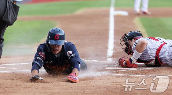 21일 서울 송파구 잠실야구장에서 열린 프로야구 '2025 신한 SOL 뱅크 KBO리그' 롯데 자이언츠와 LG 트윈스의 경기, 롯데 황성빈이 1회초 무사 1,3루 고승민의 2루수 희생플라이 때 홈으로 쇄도해 득점을 올리고 있다. 2025.8.21/뉴스1 ⓒ News1 김성진 기자