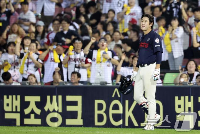 21일 서울 송파구 잠실야구장에서 열린 프로야구 '2025 신한 SOL 뱅크 KBO리그' 롯데 자이언츠와 LG 트윈스의 경기, 롯데 나승엽이 7회초 1사 만루 상황에서 유격수 병살타를 친 후 아쉬워하고 있다. 2025.8.21/뉴스1 ⓒ News1 김성진 기자