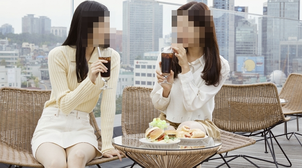 결혼을 앞둔 친구가 저가 커피 프랜차이즈 매장에서 청첩장을 주려고 해 거절했다는 누리꾼 사연이 화제다. 사진은 기사의 이해를 돕기 위함. /사진=클립아트코리아