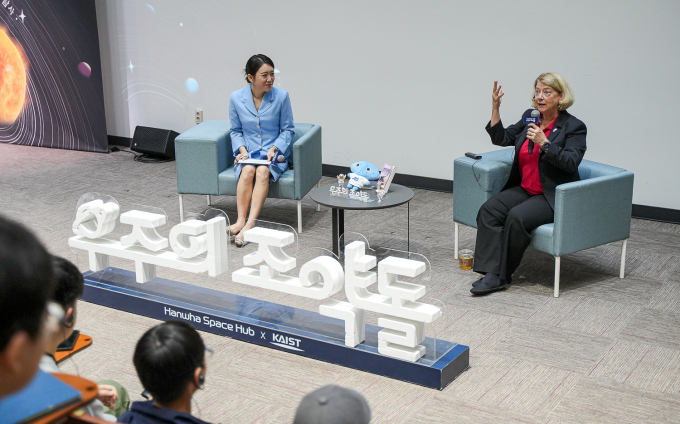 파멜라 멜로이 전 NASA 부국장이 21일 대전 KAIST 본원에서 우주 인재 육성 프로그램 '우주의 조약돌' 수료생들을 만나 특별한 시간을 보냈다. /사진=한화그룹