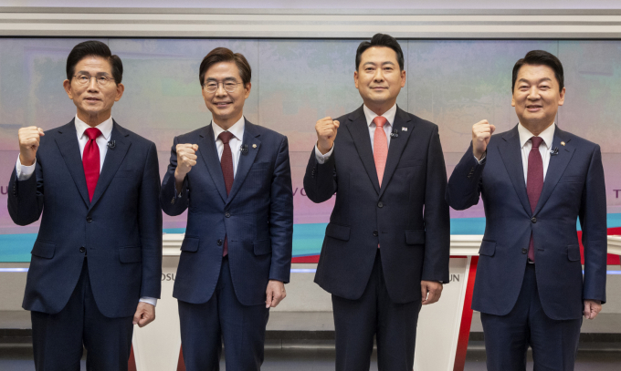  국민의힘이 22일 충북 청주시 오스코에서 전당대회를 개최하고 당대표를 비롯한 신임 지도부를 선출한다. 사진은 지난 19일 김문수(왼쪽부터), 조경태, 장동혁, 안철수 국민의힘 당대표 후보가 19일 서울 중구 TV조선 스튜디오에서 열린 국민의힘 제6차 전당대회 방송 토론회에 앞서 기념 촬영을 하고 있는 모습. /사진=뉴스1(국회사진기자단)