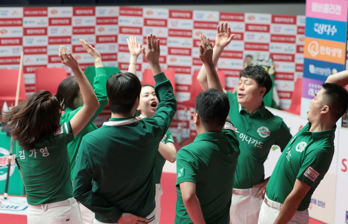 하나카드가 우리금융캐피탈을 풀세트 접전 끝에 잡았다. 사진은 지난 21일 경기 고양 킨텍스 PBA스타디움에서 열린 웰컴저축은행 PBA 팀리그 2025-26 2라운드 대회 5일 차 우리금융캐피탈을 잡아낸 하나카드 선수단의 모습. /사진=프로당구협회(PBA) 제공 