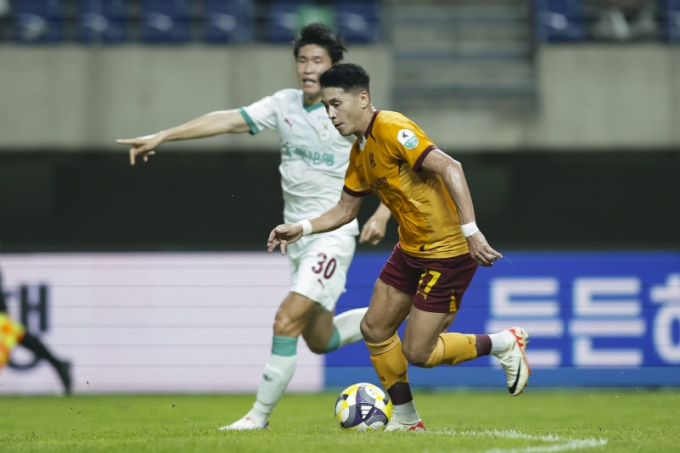 지난 17일 K리그1 26 라운드 대전전 광주FC 헤이스가 드리블을 펼치고 있다./사진=광주FC
