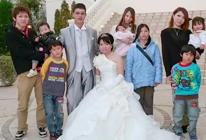 27살 일본인 남성이 12살 연상 아내를 만나 11명 대가족을 꾸렸다. 사진은 남편 마사시(왼쪽에서 네번째)와 아내 리카(가운데), 아이들의 모습. /사진=사우스차이나모닝포스트 홈페이지 캡처