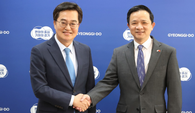 김동연 도지사(왼쪽)가 21일 서울 중앙협력본부에서 다이빙 주한 중국대사와 면담에 앞서 악수를 하고 있다. /사진=경기도