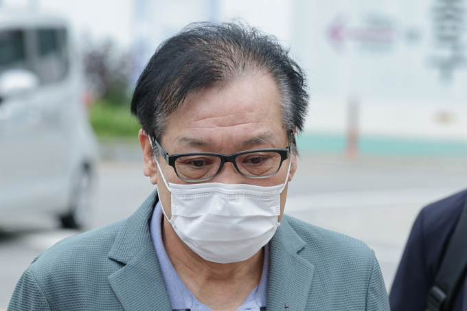 사진은 지난 21일 건진법사 전성배씨가 서울 종로구에 마련된 민중기 특별검사팀(김건희 특검팀) 사무실로 향하고 있다. /사진=뉴스1