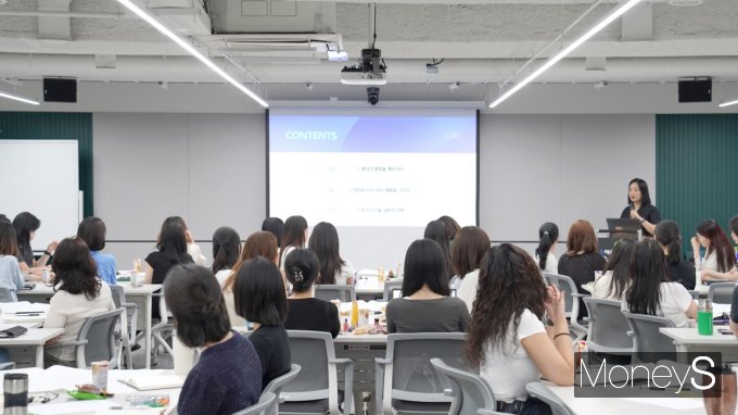 애큐온캐피탈이 지난 21일 서울시 여의도 본사에서 ‘소통형 리더십 함양을 위한 여성 인재 육성 교육’을 진행했다. 임직원들이 교육 프로그램을 수강하고 있다.사진 제공=애큐온캐피탈