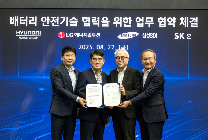 현대차·기아가 전기차 배터리 제조업체 LG엔솔·삼성SDI·SK온과 안전한 전기차 생산 및 신뢰할 수 있는 지속가능 배터리 개발을 위해 협약을 체결했다. 사진은 이날 협약식에 참석했던 김동명(왼쪽부터) LG엔솔 사장, 양희원 현대차·기아 R&D본부 사장, 최주선 삼성SDI 사장, 이석희 SK온 사장. /사진=현대차그룹