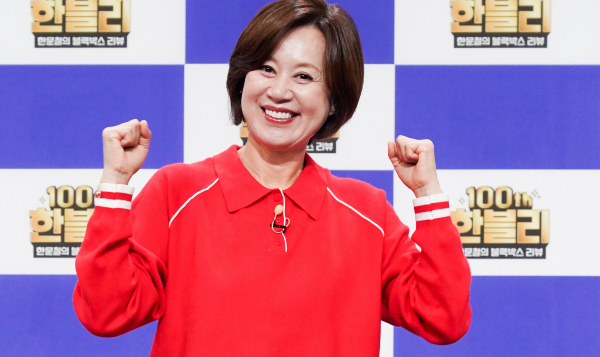 코미디언 박미선이 돌연 방송 활동을 중단한 이유가 유방암 초기 진단 때문이라는 주장이 제기됐다. 사진은 코미디언 박미선이 JTBC 예능 '한문철의 블랙박스 리뷰' 100회 기념 기자간담회에 참석해 포즈를 취하는 모습. /사진=스타뉴스(JTBC 제공)