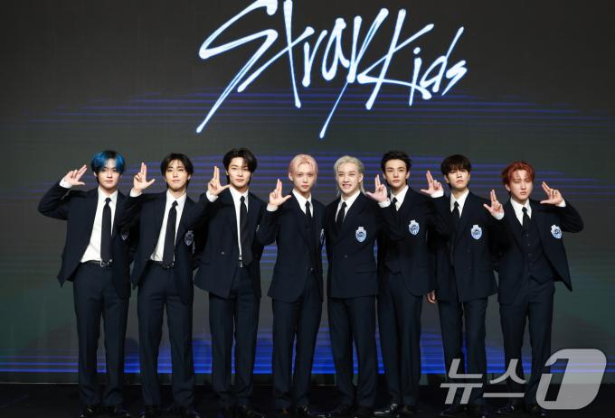 스트레이 키즈(Stray Kids) 리노(왼쪽부터)와 한, 아이엔, 필릭스, 방찬, 현진, 승민, 창빈이 22일 오전 서울 영등포구 콘래드호텔에서 열린 네 번째 정규 앨범 ‘KARMA’ 기자간담회에 참석해 포즈를 취하고 있다. 2025.8.22/뉴스1 ⓒ News1 권현진 기자