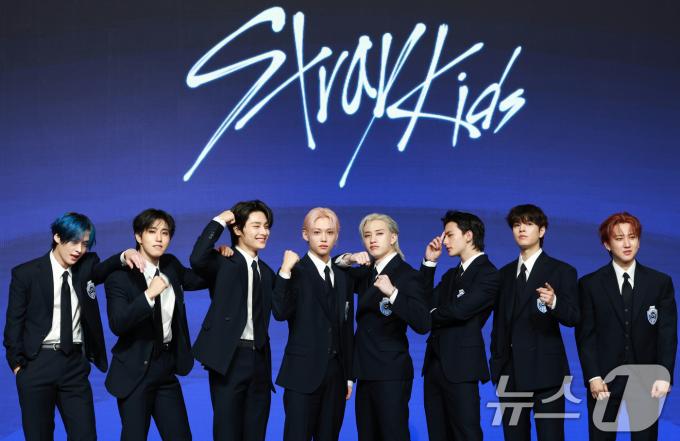 스트레이 키즈(Stray Kids) 리노(왼쪽부터)와 한, 아이엔, 필릭스, 방찬, 현진, 승민, 창빈이 22일 오전 서울 영등포구 콘래드호텔에서 열린 네 번째 정규 앨범 ‘KARMA’ 기자간담회에 참석해 포즈를 취하고 있다. 2025.8.22/뉴스1 ⓒ News1 권현진 기자