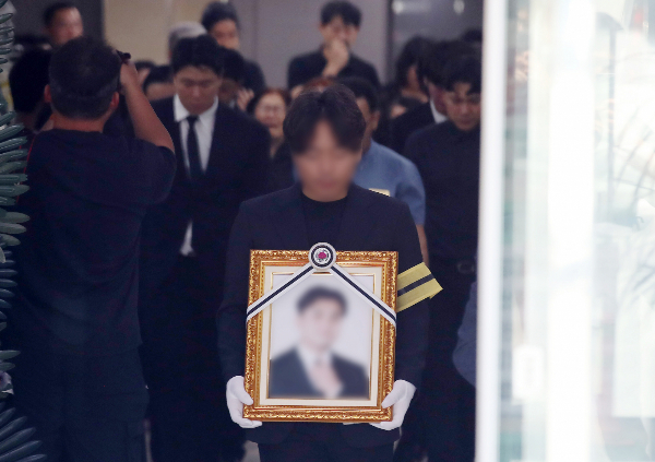 경북 청도에서 발생한 무궁화호 열차 사고로 숨진 이모씨(37)의 발인이 엄수됐다. 사진은 경부선 '무궁화호 열차사고' 희생자 이모씨(37) 발인이 22일 경북 청도대남병원 장례식장에서 엄수된 모습. /사진=뉴스1