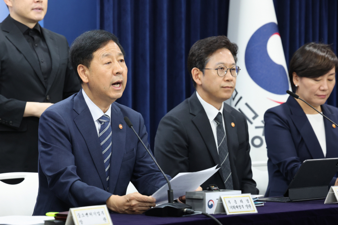 구윤철 경제부총리 겸 기획재정부 장관(왼쪽)이 22일 오후 서울 종로구 정부서울청사에서 새정부 경제성장전략 관계부처 합동 브리핑을 하고 있다. / 사진=뉴스1 임세영 기자 /사진=(서울=뉴스1) 임세영 기자